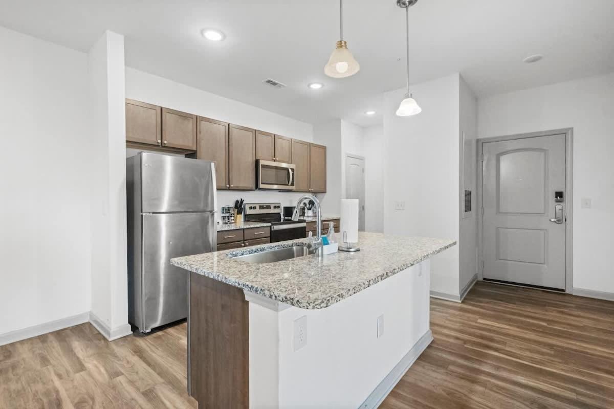 Upscale King 2br Mins To Uptown Apartment *