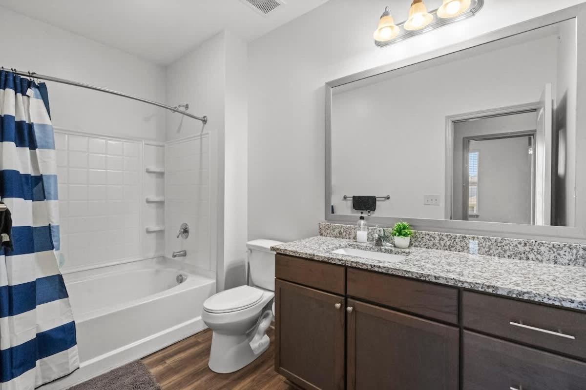 Upscale King 2br Mins To Uptown