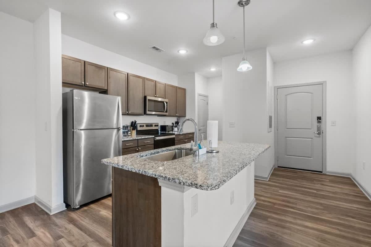 Upscale King 2br Mins To Uptown Apartment