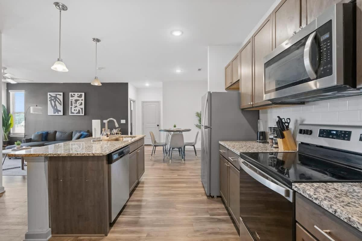 Upscale King 2br Mins To Uptown