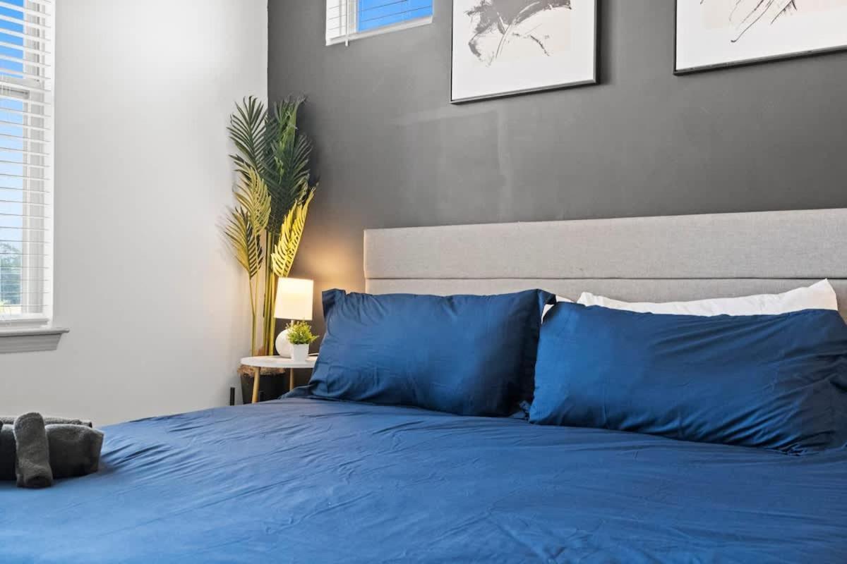 Upscale King 2br Mins To Uptown Apartment