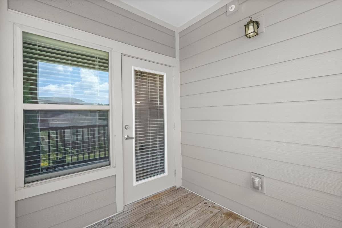 Upscale King 2br Mins To Uptown Apartment *